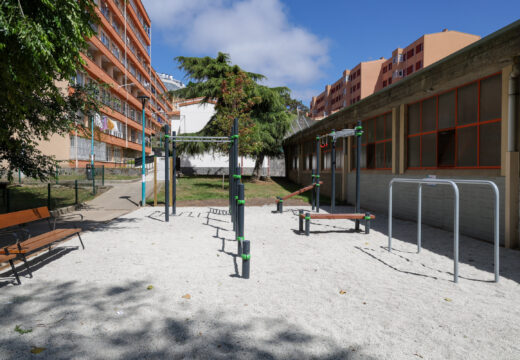 O Concello habilita a primeira área deportiva de calistenia do Barrio das Flores, situada na contorna do pavillón polideportivo municipal